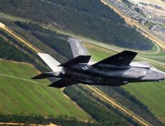 开云官网-绿茵场上的石油封锁—当世界排名争夺战遭遇地缘政治寒流