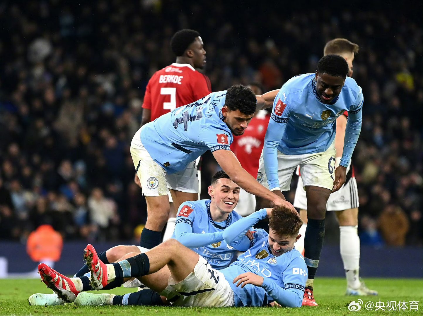 开云体育登录-巴萨绝地反击曼联，特尔施特根完成帽子戏法