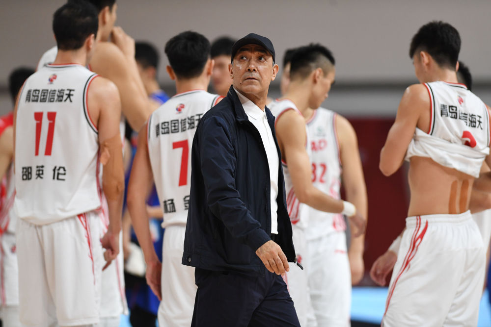 开云体育在线-福建队轻取青岛队，布克扛起全队