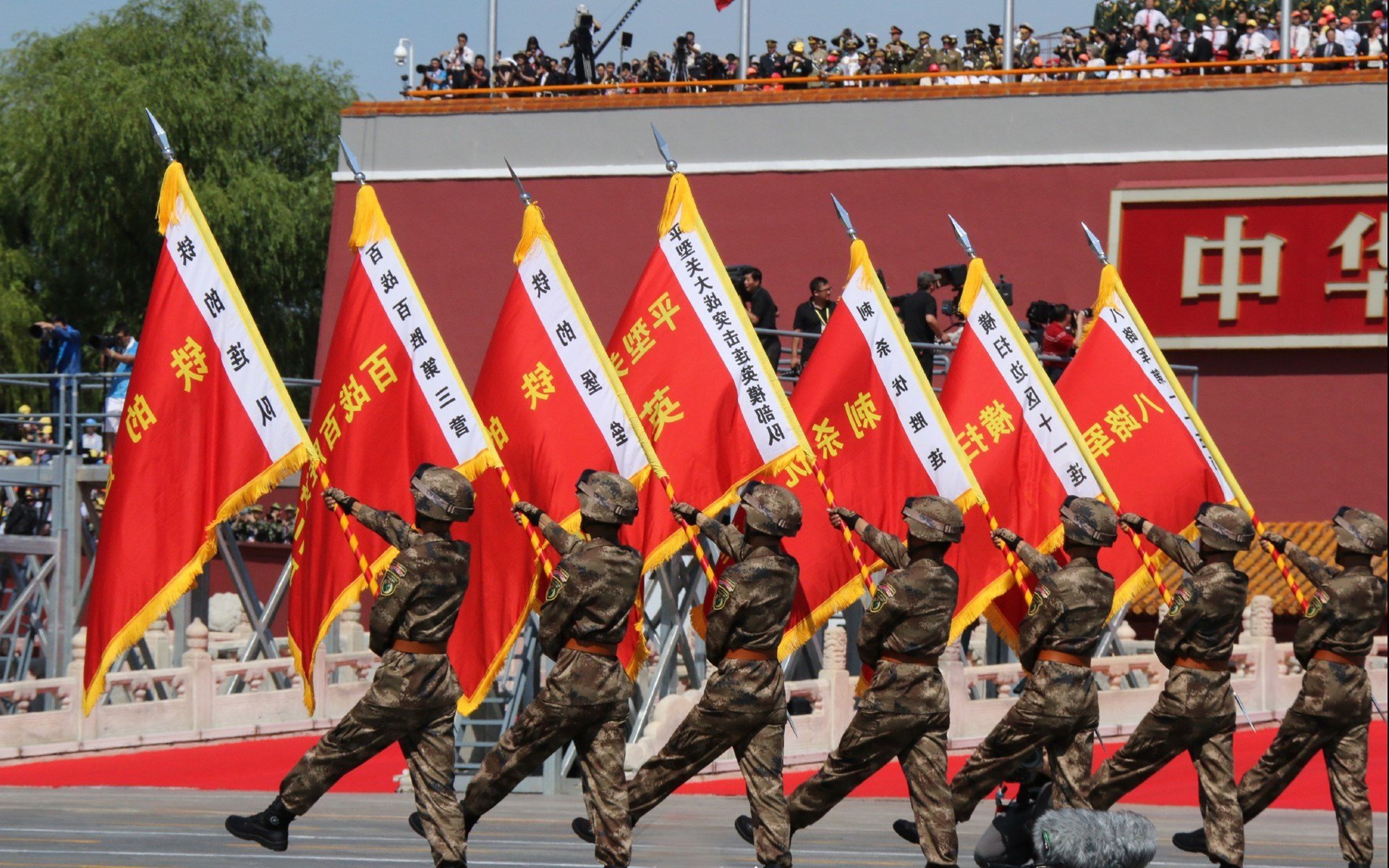 开云体育在线-街道狂飙与球场风暴，F1焦点战映照独行侠狂胜广厦队的竞技传奇